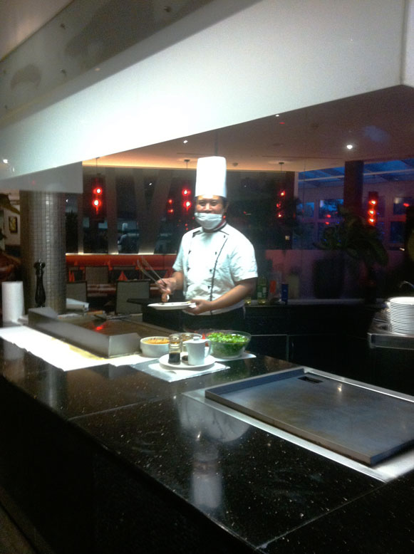 Koch an der Live-Wok-Station im Restaurant