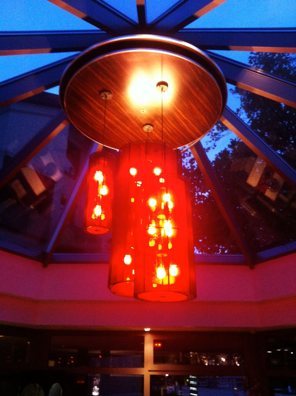 Rote Laternen unter dem Glasdach am Abend
