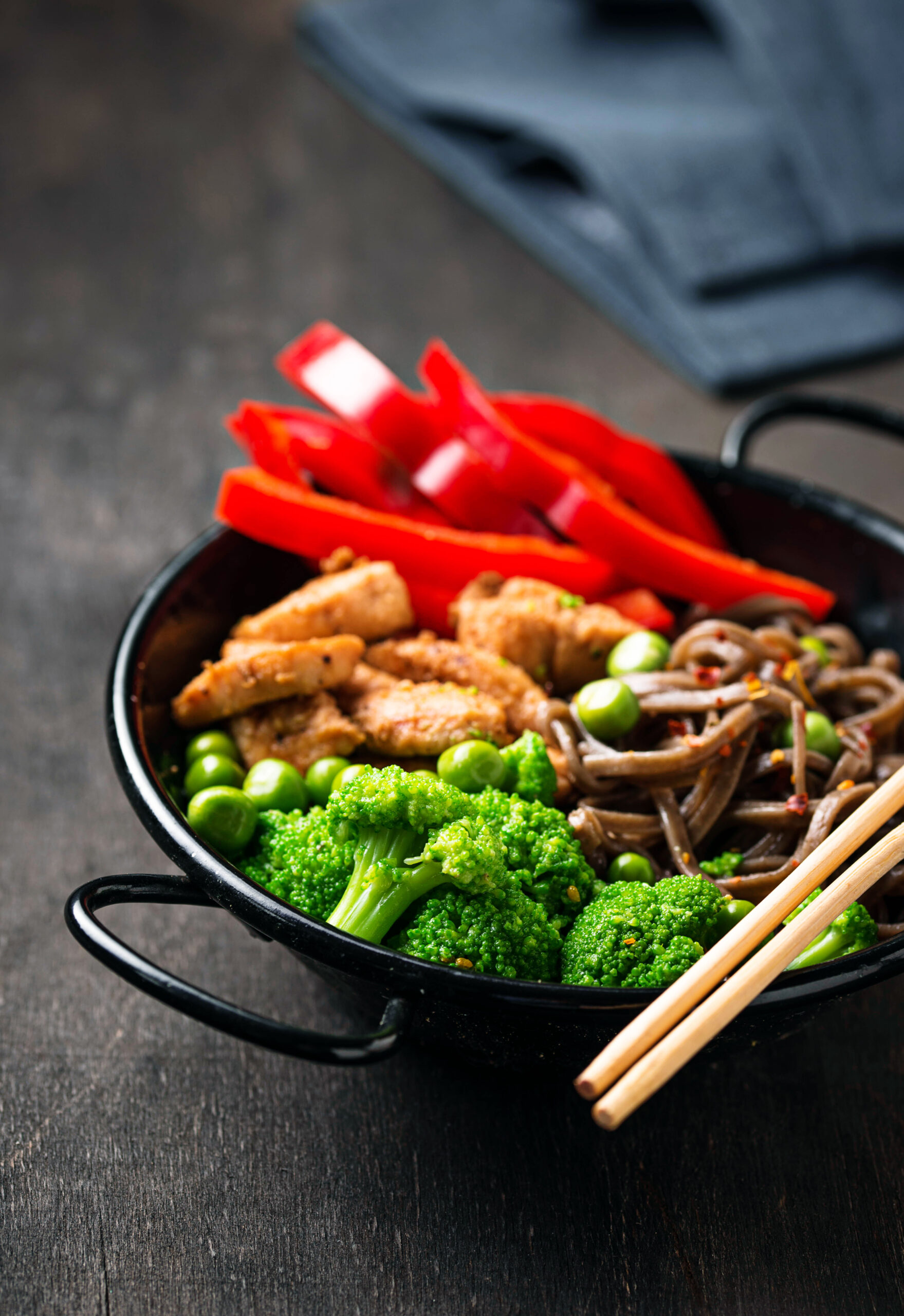 Gebratene Nudeln mit Gemüse und Fleisch im Wok