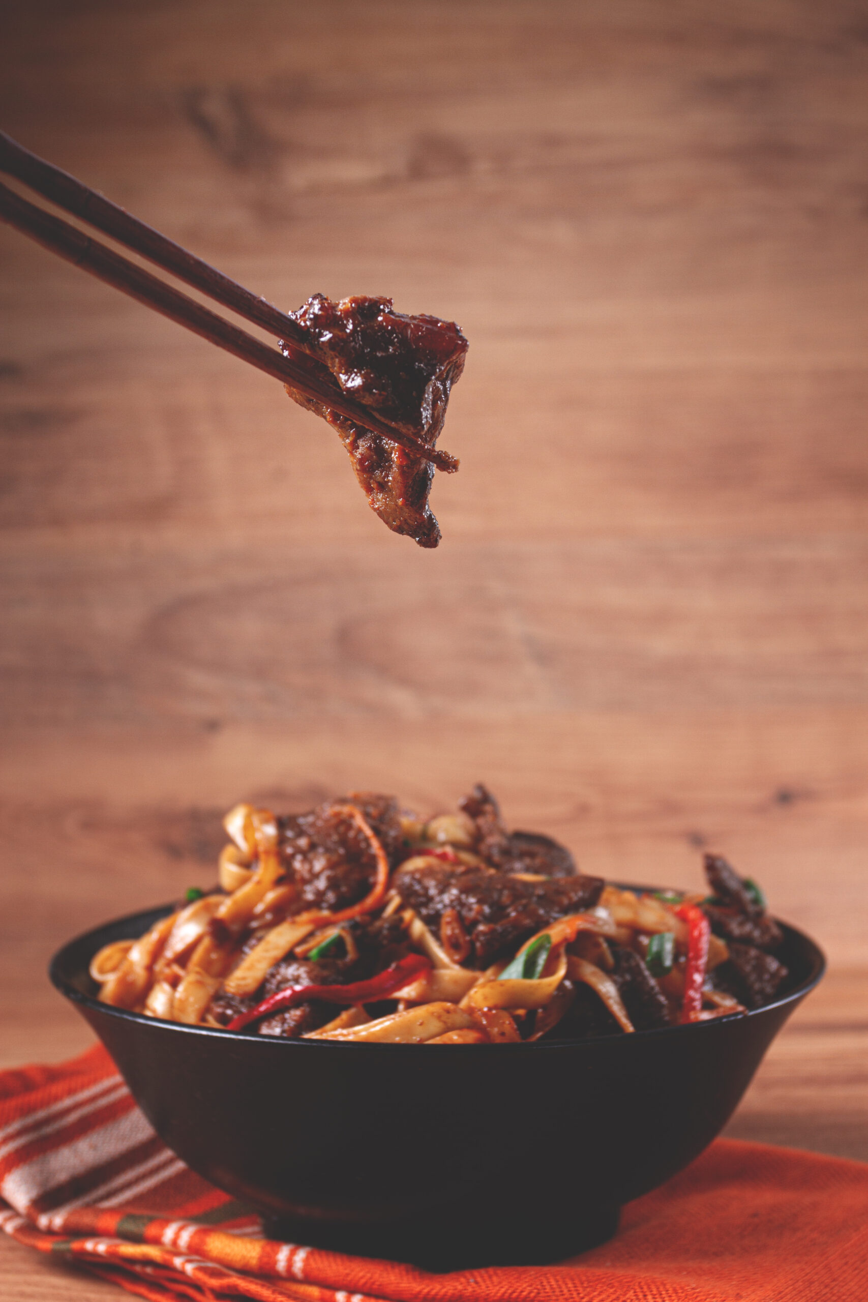Gebratene Udon-Nudeln mit Rindfleisch in der Schale
